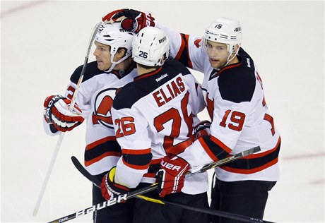 eský hokejista Patrik Eliá slaví se spoluhrái z New Jersey Devils