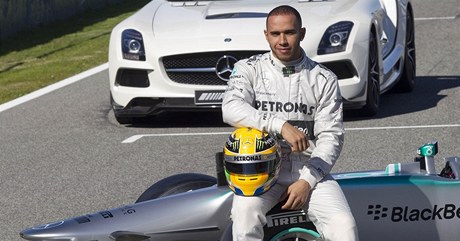 Pilot formule 1 Lewis Hamilton se svým novým vozem