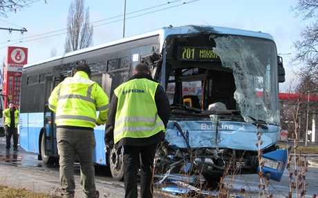 V Brn-Slatin dolo k havárii dvou autibus hromadné dopravy.