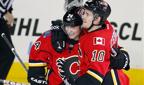 Calgary Flames. Zleva Jií Hudler a Roman ervenka.