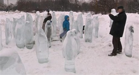 U moskevského divadla se objevila padesátka ledových tuák.