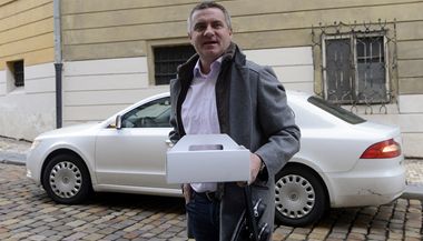 Předseda SPOZ Vratislav Mynář přichází 1. února do kanceláře nastupujícího prezidenta Miloše Zemana