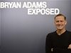 Bryan Adams vymnil kytaru a mikrofon za fotoaparát.