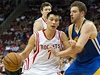 Basketbalista Houstonu Rockets Jeremy Lin (vlevo) a  David Lee z Golden State Warriors