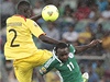 Fotbalista Mali Fousseni Diawara a Victor Moses z Nigérie