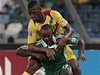 Fotbalista Mali Molla Wague (nahoe) a Sunday Mba z Nigérie