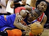Basketbalista New Yorku Knicks Amare Stoudemire (vpedu) a John Wall z Washingtonu Wizards