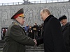 Vladimir Putin si potásá rukou s váleným veteránem z bitvy u Stalingradu.