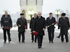 Vladimir Putin s doprovodem kráí na slavnostní ceremoniál k 70. výroí bitvy u Stalingradu.