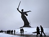 Prvod prochází okolo Mamajevovy mohyly, symbolu bitvy u Stalingradu.