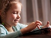 Dítě s počítačem (ilustrační fotografie).