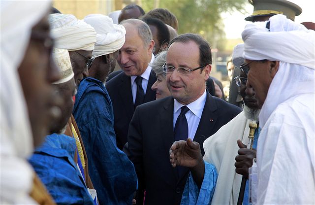 Francouzský prezident Hollande p�ilet�l do Mali