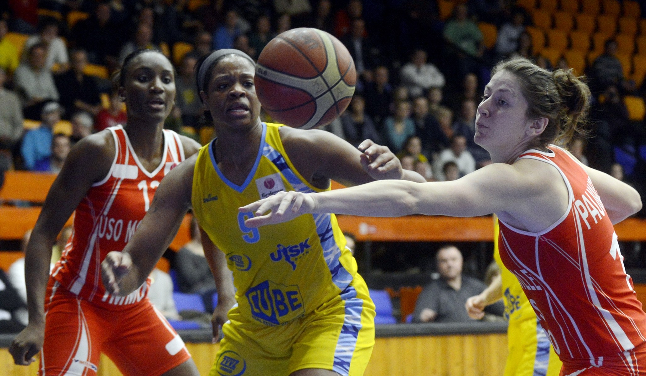 ZVVZ USK Praha - Mondevillev Evropské lize. Giedre Paugaiteová z Mondeville, Kia Vaughnová z USK a Laetitia Kambaová z Mondeville
