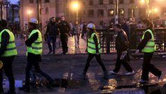 Speciální ochranka v zá�ivých vestách tvo�ená dobrovolníky chrání �eny, které se ú�astní demonstrací.