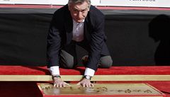 Slavný americký filmový herec Robert De Niro si v pondlí pojistil místo ve filmové historii, kdy otiskl své ruce a chodidla do betonu u známého Graumanova ínského kina v Hollywoodu.