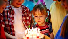 Nenechávejte d�ti sfoukávat sví�ky na dortu, �ádá hygiena