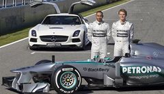 Piloti formule 1 stáje Mercedes Nico Rosberg (vpravo) a Lewis Hamilton s novým vozem