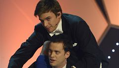 Vyhlá�ení ankety Fotbalista roku. Moderáto�i Vojta Dyk (naho�e) a Jakub Pracha� 