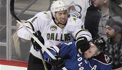 eský hokejista Colorada Avalanche Milan Hejduk (vpravo) a Brenden Dillon z Dallasu Stars