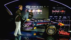 Piloti formule 1 ze stáje Red Bull Mark Webber (vpravo) a Sebastian Vettel