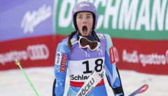 Slovinská ly�a�ka Tina Mazeová reguje na o�klivý pád rivalky Lindsey Vonnové