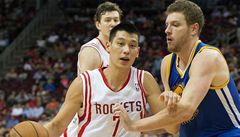 Basketbalista Houstonu Rockets Jeremy Lin (vlevo) a  David Lee z Golden State Warriors