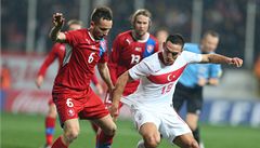 �eský fotbalista Tomá� Sivok (vlevo) a Mevlüt Erding z Turecka