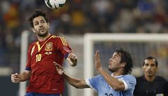 Fotbalista �pan�lska Francesc Fábregas (vlevo) a Álvaro González z Uruguaye