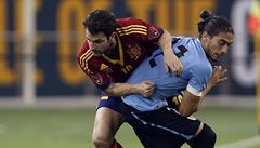Fotbalista �pan�lska Francesc Fábregas (vlevo) a Martín Cáceres z Uruguaye