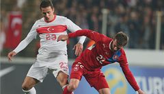 �eský fotbalista Vladimír Darida (vpravo) a Sercan Sararer z Turecka