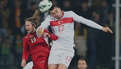 �eský fotbalista Jaroslav Pla�il (vlevo) a Burak Yilmaz z Turecka