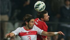 �eský fotbalista Michal Ordo� (vpravo) a Hasan Ali Kaldirim z Turecka