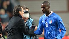 Trenér fotbalist� Itálie Cesare Prandelli (vlevo) a úto�ník Mario Balotelli