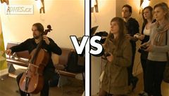 Hra, ve které proti sobě stojí violoncello a herní konzole