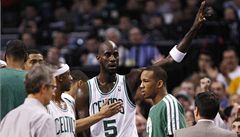 Uprost�ed Kevin Garnett.