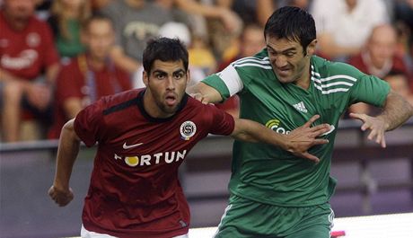 Fotbalista Sparty Libor Huek v souboji s kapitánem Panathinaikosu Karagunisem