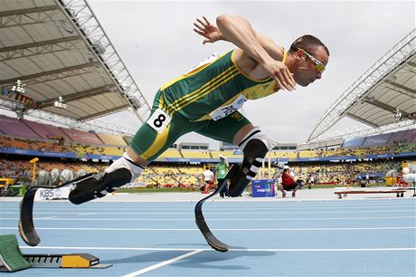 Oscar Pistorius z Jihoafrické republiky vyráí ze startovacího bloku pi bhu mu na 400 metr 