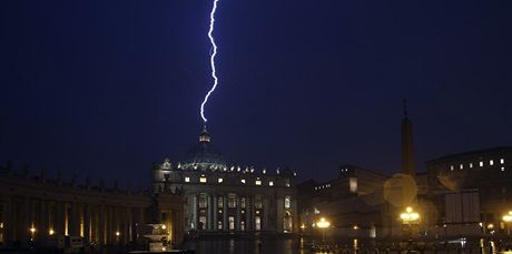 Svt eí záhadu vatikánského blesku. Je pravý?