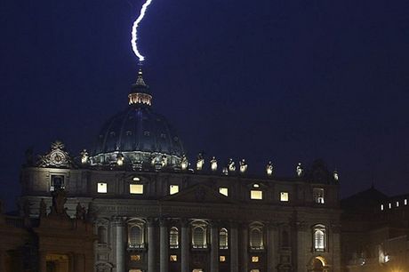 Pondln oznmen papee Benedikta XVI. o rezignaci pilo podle vtiny pozorovatel jako blesk z istho nebe. 