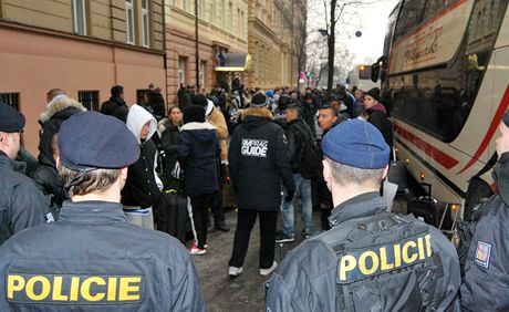 Podle policejní mluví Evy Kropáové je v souasnosti v Praze tyi a pt tisíc Dán a dalí jet pijedou.  