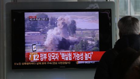 Jihokorejská televize promítá zábry demolice chladící ve severokorejské elektrárny