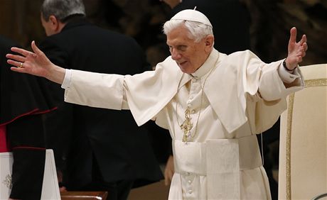 Pape poprvé od oznámení rezignace promluvil k vícím 