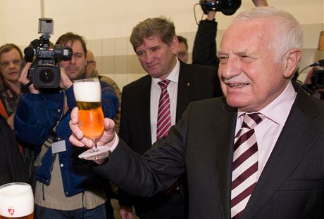 Prezident Vclav Klaus slavnostn zahjil provoz nov plnrny plechovek v eskobudjovickm pivovaru Budvar