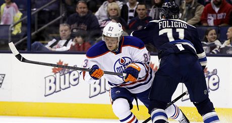 eský hokejista Edmontonu Oilers Ale Hemský (vlevo) a Nick Foligno z Columbusu Blue Jackets