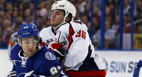 eský hokejista Washingtonu Capitals Tomá Kundrátek (vpravo) a Cory Conacher z Tampy Bay Lightning 