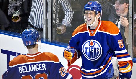 Hokejisté Edmontonu Oilers Ale Hemský (vpravo) a Eric Belanger