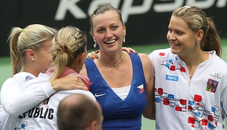 Petra Kvitová (uprosted v modrém), opora fedcupového týmu.