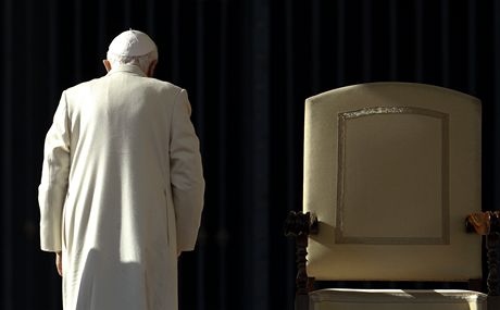 Pape Benedict XVI. opoutí svatopetrské námstí ve Vatikánu (listopad, 2011). 