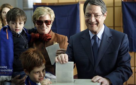 Nicos Anastasiadis s manelkou a vnouaty u voleb