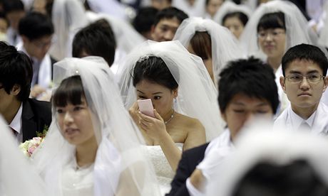 Hromadná svatba moonist v Jiní Koreji.